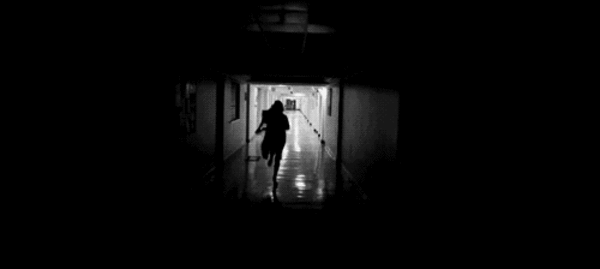 devojka panično beži kroz mračni hodnik